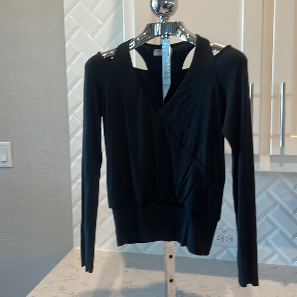 LIKE NEW BAILEY 44 LONG SLEEVE RACER BACK COLD SHOULDER CROSS PLUNGE TOP SZ S